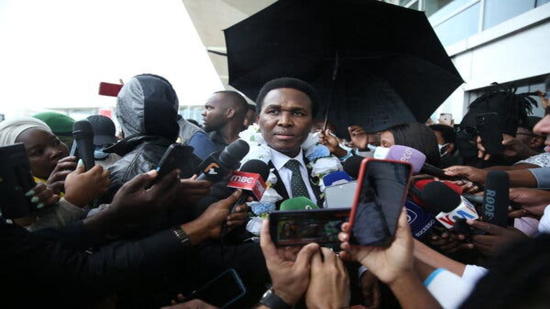 Opposition Candidate Returns to Mozambique, Declaring Himself President